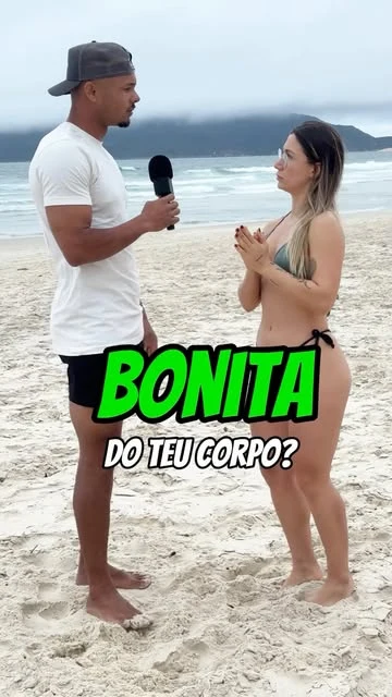 Mariana conversa com um entrevistador na praia em uma publicação compartilhada.