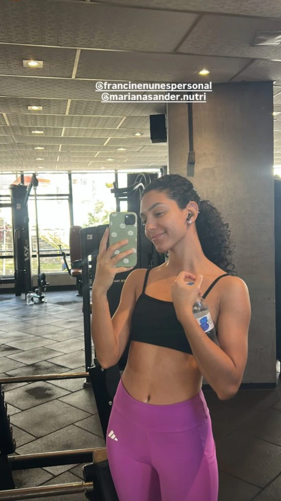 Registro de treino na academia, com roupa esportiva.